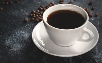 Café americano, del frente a la mesa…